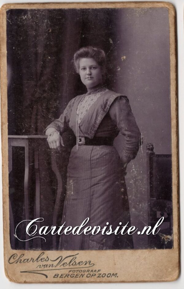 NB-BERGEN OP ZOOM - 002 Van Velsen - dame - staand