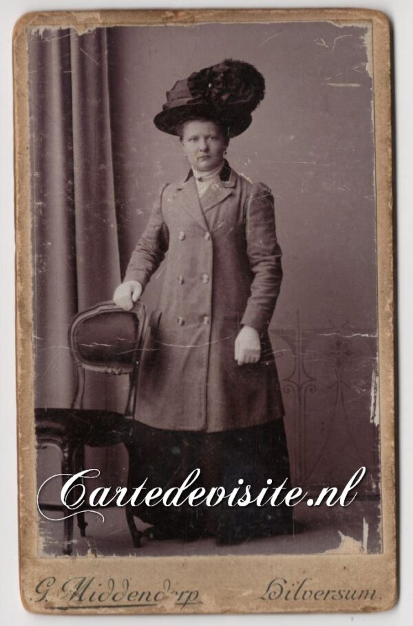 NH - HILVERSUM - Middendorp - dame met grote hoed -002