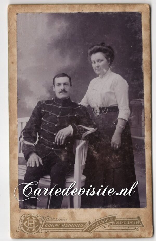 ZE-HENNING-UNIFORM - 002- man in uniform met dame