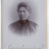 ZH-CJL VERMEULEN-004 / dame met broche en ketting