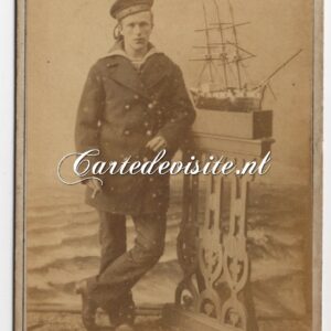 NIEUWEDIEP / DULFER - 007 / matroos met scheepsmodel en sigaar in de hand.