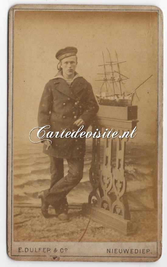 NIEUWEDIEP / DULFER - 007 / matroos met scheepsmodel en sigaar in de hand.