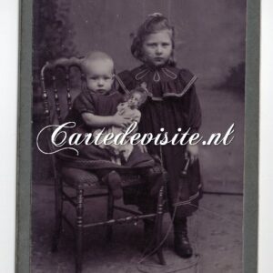 AMSTERDAM / van der Zijl / 007 / twee zussen - stoel - springtouw - pop