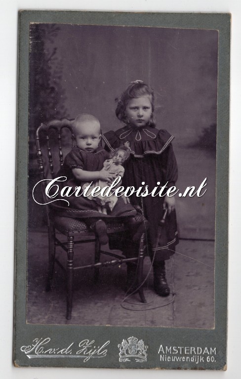 AMSTERDAM / van der Zijl / 007 / twee zussen - stoel - springtouw - pop