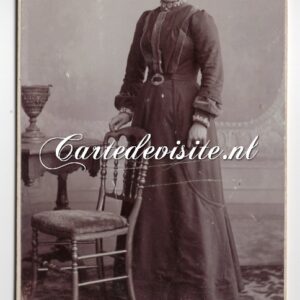 AMSTERDAM / Max COSMAN / 007 / Dame staand bij stoel en tafeltje - jurk