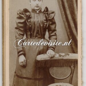 DEN HAAG / 007 / J. FRANK / jongedame in jurk bij stoel