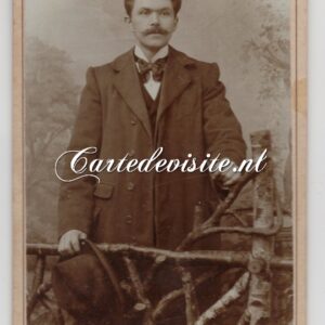 AMSTERDAM / 007 / DE CONCURRENT - man met snor en hoed bij houten hekje