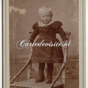 LEEUWARDEN / HALBERTSMA / 007 / meisje staand op stoel