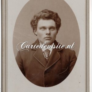 LEEUWARDEN / 007 / jongeman met krullen en stropdas