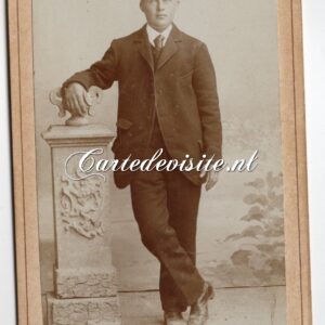 LEEUWARDEN / DE JONG / 007 / man staand bij sokkel - kostuum