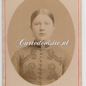 SNEEK / CORDES / 007 / jongedame met oorbellen en jurk met borduursels