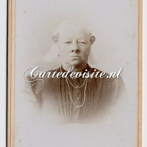 AMSTERDAM / VERMEULEN / 008 / oudere dame in klederdracht