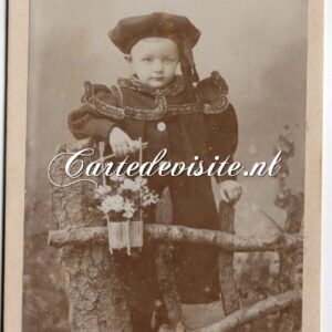 AMSTERDAM / VERMEULEN / 008 / kind met bloemen en fraaie pet