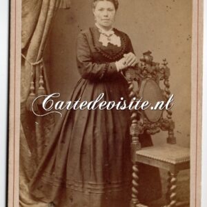 HAARLEM / MULDER / 008 / dame, staand bij stoel en gordijn