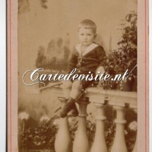 UTRECHT / SERRE / 008 / kind op balustrade