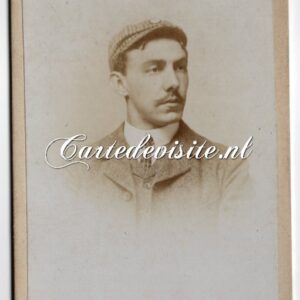 AMSTERDAM / HISGEN / 008 / man met Brits petje