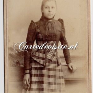 AMSTERDAM - VERMEULEN / 008 / jong meisje in jurk