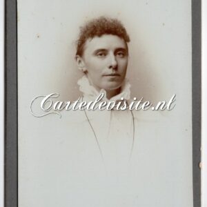 AMSTERDAM / KUIJER / 008 / dame met hoge kraag en ketting