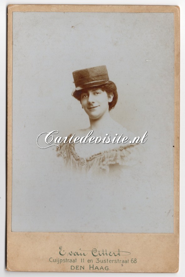 DEN HAAG / CITTERT / 008 / cabinetfoto van dame met jolig petje
