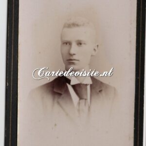 LEEUWARDEN - Photographie studio / 006 / jongeman met stropdas