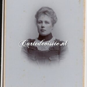 HEERENVEEN - DE LA ROCHE BUSE / 006 / dame met hoge kraag