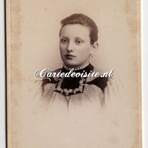 HEERENVEEN - DE LA ROCHE BUSE / 006 / jongedame met broche