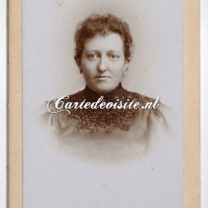 VAN DER FEER / SNEEK / 006 / dame met zwartkanten kraag