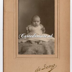 LEEUWARDEN-DE JONG / 006 / CABINETFOTO baby op kleed met jurkje