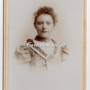 LEEUWARDEN - HEERENVEEN - Photografie DE JONG / 006 / jongedame met krullen / cabinetfoto