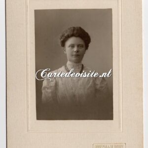 LEEUWARDEN-SNEEK OBBEMA 006 / cabinetfoto / Mooie jongedame met ketting