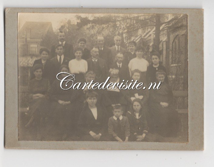 NB/BERGEN OP ZOOM/011/CAB/GROEPSFOTO met versierde kloosterzuster (?)