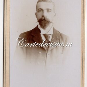 NH/AMSTERDAM/VERMEULEN/010/JONGEMAN MET KUNSTIGE SNOR