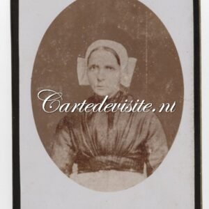 CABINETFOTO (REPRODUCTIE) VAN DAME IN KLEDERDRACHT